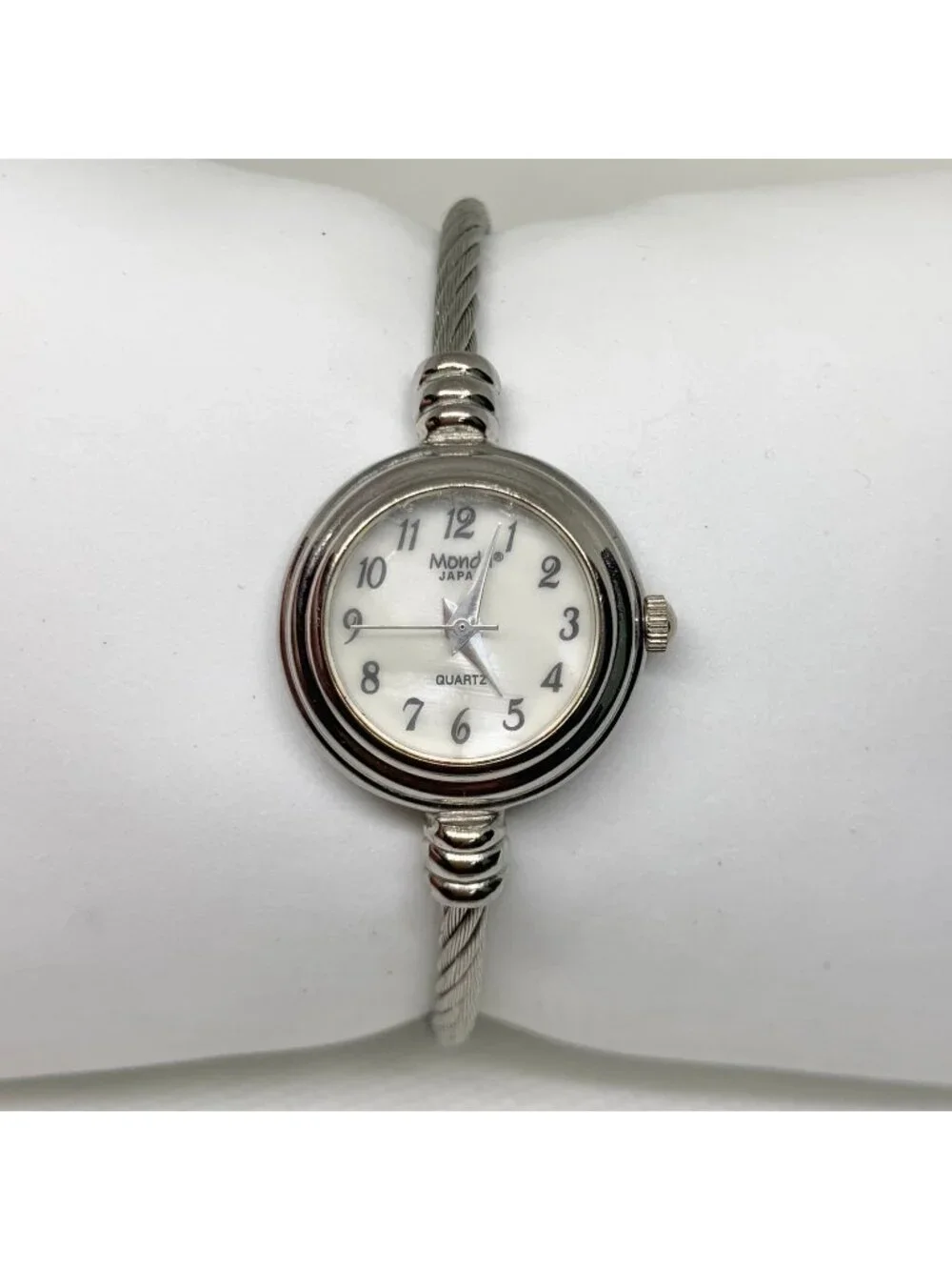 Vintage Mondu Japan silver tone women watch 22mm quartz analog up to 7” running